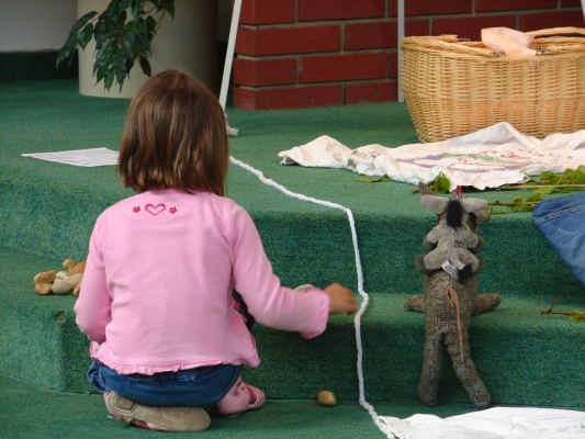 Kind mit Stofftieren