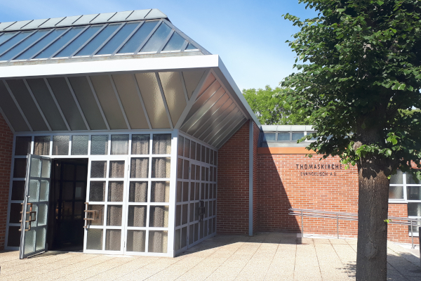 Geb&auml;udeeingang mit ge&ouml;ffneter T&uuml;re