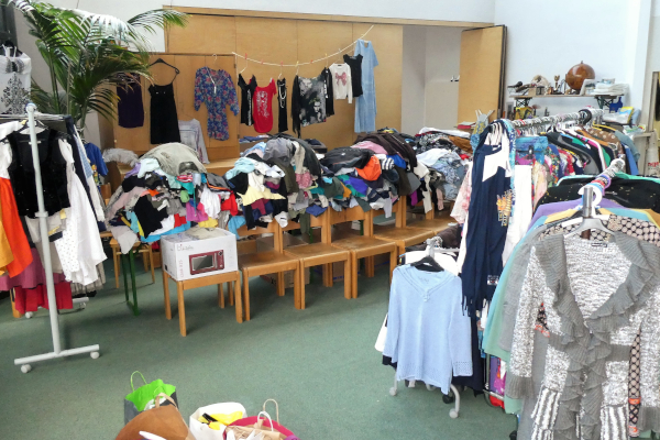 Kleidungsst&uuml;cke auf Kleiderst&auml;ndern im Kirchenraum